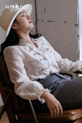 花边重工衬衫优雅出镜，与网纱裙对撞甜美新高分