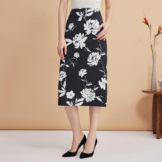 EITIE爱特爱浪漫通勤花卉印花黑白撞色高腰半身裙秋季新款C2406420 商品图4