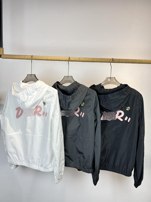 CD 2024秋季新款 宽松双层胸前刺绣小标高端帖皮绣 休闲连帽风衣外套 男女同款 特惠 Z-11919 商品图3