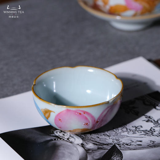 问鼎汝瓷鼎峰系列月白恋花杯（描金三桃）（缺货） 商品图1