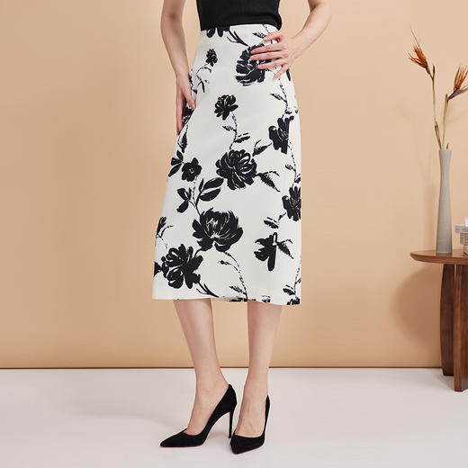 EITIE爱特爱浪漫通勤花卉印花黑白撞色高腰半身裙秋季新款C2406420 商品图8