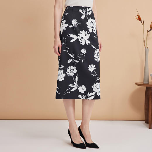 EITIE爱特爱浪漫通勤花卉印花黑白撞色高腰半身裙秋季新款C2406420 商品图3