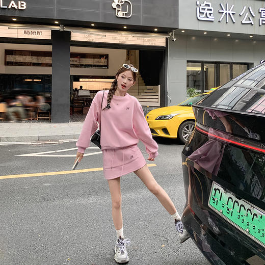 <曾小咸推荐> 粉色宽松休闲圆领卫衣粉色短裙两件套 商品图4