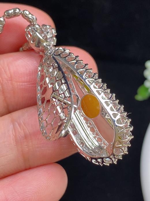 547223 翡翠高冰黄翡福豆 大件饱满，通透水润，玉质细腻，翠色鲜艳，18k金奢华钻石镶嵌 裸石尺寸：24.2-9.9-3.9mm约 超值价：21880 商品图4