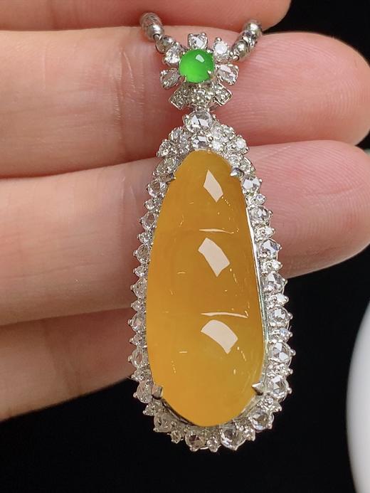 547223 翡翠高冰黄翡福豆 大件饱满，通透水润，玉质细腻，翠色鲜艳，18k金奢华钻石镶嵌 裸石尺寸：24.2-9.9-3.9mm约 超值价：21880 商品图2