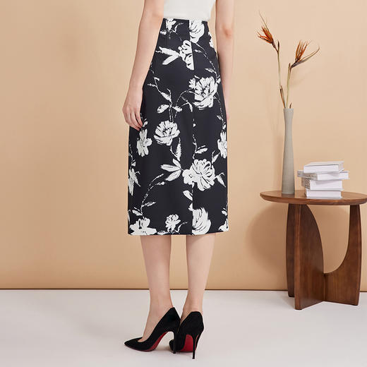 EITIE爱特爱浪漫通勤花卉印花黑白撞色高腰半身裙秋季新款C2406420 商品图5