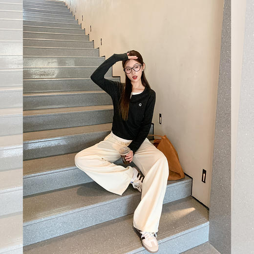<曾小咸推荐> 黑色圆领G字母打底衫+杏色直筒休闲裤 商品图3