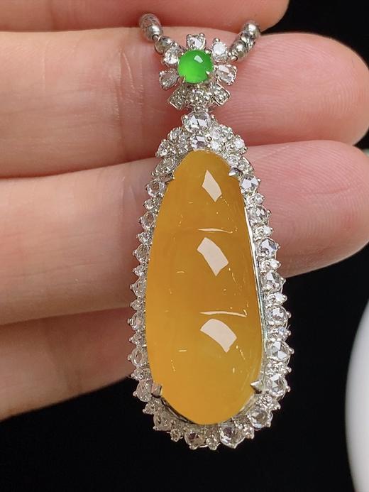 547223 翡翠高冰黄翡福豆 大件饱满，通透水润，玉质细腻，翠色鲜艳，18k金奢华钻石镶嵌 裸石尺寸：24.2-9.9-3.9mm约 超值价：21880 商品图0