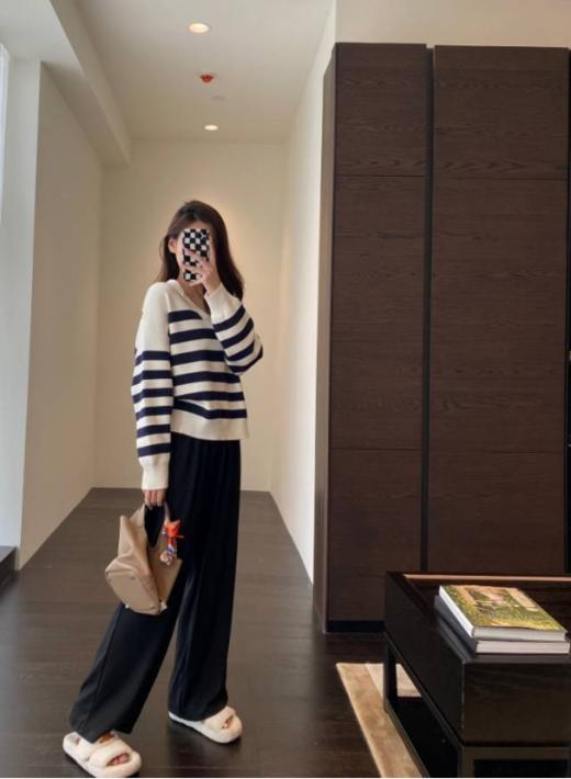 ❤️❤️ICICLE之禾同款，柜上3000+；🌟【伊泺杉V领条纹套头毛衣】 🔺早秋火爆的藏蓝+白宽条纹，手感柔软舒适穿着后更易恢复原状 商品图0