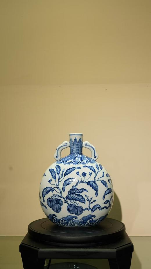 青花荔枝纹双耳扁瓶 商品图0