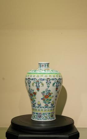 仿清雍正斗彩摘枝花纹梅瓶