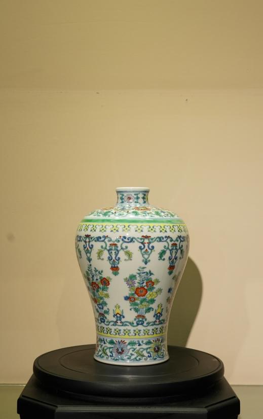 仿清雍正斗彩摘枝花纹梅瓶 商品图0