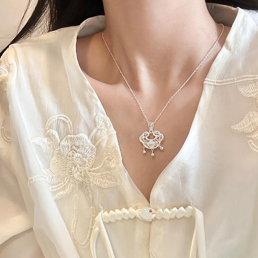 卡蒂罗/KADER 祥云满福锁 999足银 新中式长命锁锁骨链 吊坠 古风禅意松弛感鸿运平安锁配饰可爱甜美轻奢小众 礼物 商品图2