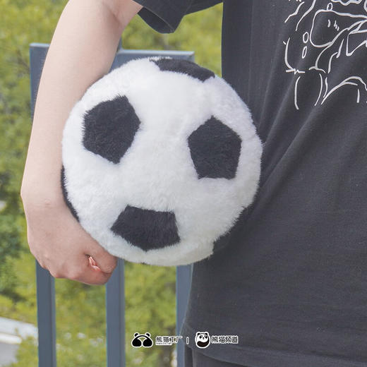 熊猫工厂 仿真玩偶 羊皮毛足球 原创纯手工缝制羊毛皮黑白毛绒足球玩具宠物儿童宝宝玩具摆拍道具 黑色 20*20 商品图3