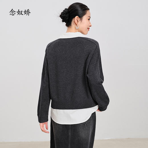 【商场同款】CNQ4864“静奢假两件” 感深灰色 拼接白色领子和下摆 大H身型 落肩袖 包容有松弛感 通勤假两件毛衣 商品图2