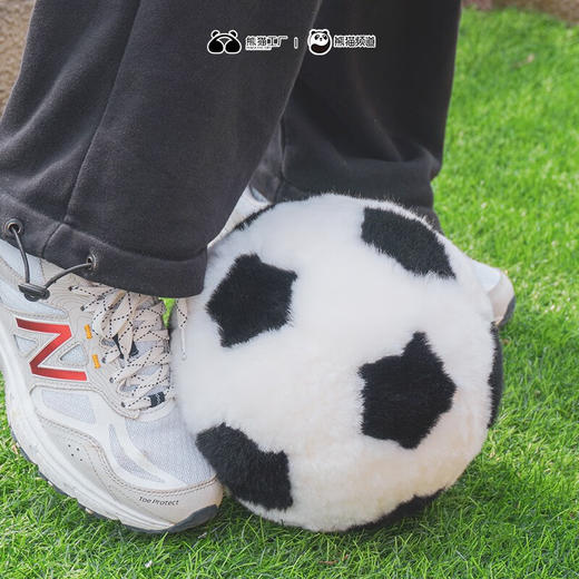 熊猫工厂 仿真玩偶 羊皮毛足球 原创纯手工缝制羊毛皮黑白毛绒足球玩具宠物儿童宝宝玩具摆拍道具 黑色 20*20 商品图1