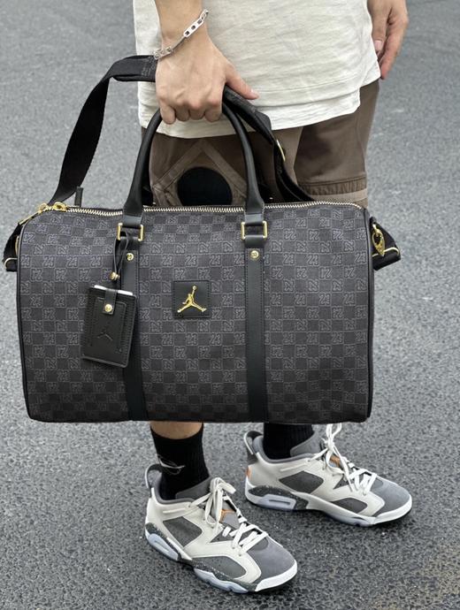 .顶x贸易渠道！大号手提包绝对的好东西！秋冬重头戏 Jordan乔丹棋盘格织物老花包！飞人行李包 商品图0