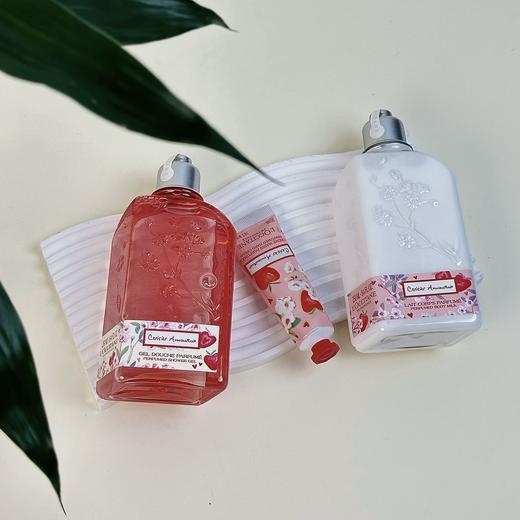 【双12嗨购节】【全球购·可顺丰直达】『送限定款礼盒礼袋』 L'occitane欧舒丹莓莓恋樱香氛套装沐浴露250ml+润肤乳250ml+护手霜30ml·现货速达 商品图10