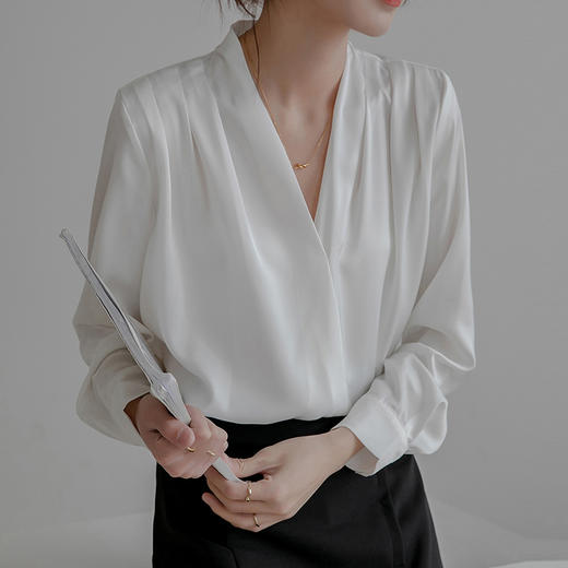 Im Presionismo 秋季纯色极简法式衬衫 |  面料丝滑垂顺 舒适透气 不易变形 肩部褶皱显直角肩 气质与性感兼备 简约通勤百搭款 商品图4