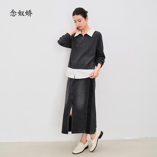 【商场同款】CNQ4864“静奢假两件” 感深灰色 拼接白色领子和下摆 大H身型 落肩袖 包容有松弛感 通勤假两件毛衣 商品图1
