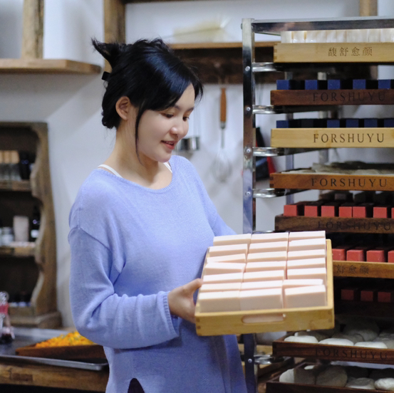 奕虹定制芳疗师椰油茶树茜草家事皂，纯天然手工制作 不仅能去除污垢油脂 还可清洗果盘贴身衣物 温和不刺激 安全0添加，有精油香