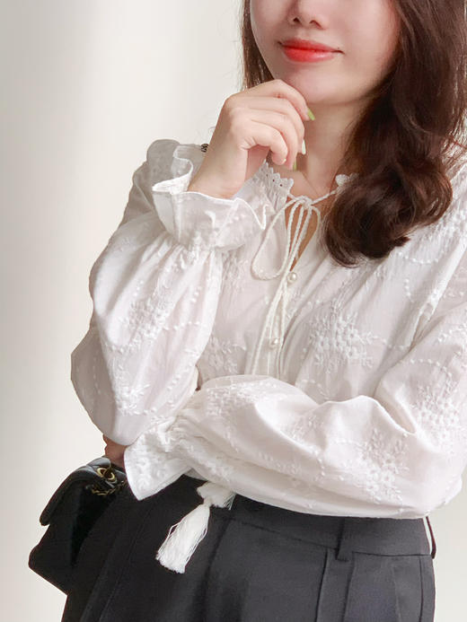 【百图lulu定制】【莱茵刺绣衬衫】【现货】流苏 刺绣 珍珠纽扣精致典雅 喇叭袖 长袖衬衫 商品图1