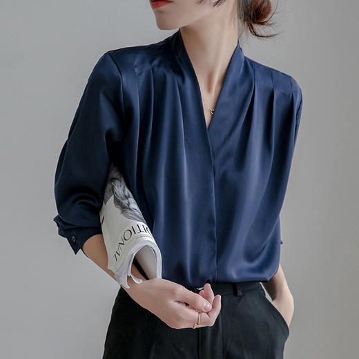 Im Presionismo 秋季纯色极简法式衬衫 |  面料丝滑垂顺 舒适透气 不易变形 肩部褶皱显直角肩 气质与性感兼备 简约通勤百搭款 商品图2
