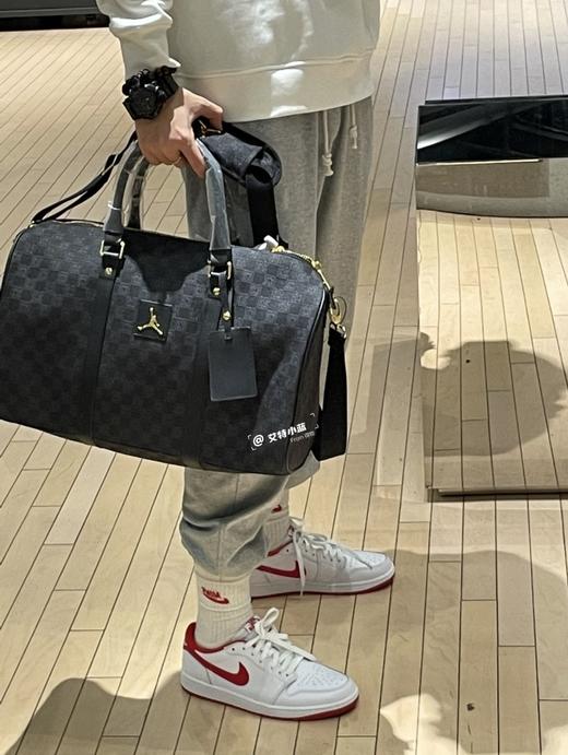 .顶x贸易渠道！大号手提包绝对的好东西！秋冬重头戏 Jordan乔丹棋盘格织物老花包！飞人行李包 商品图1