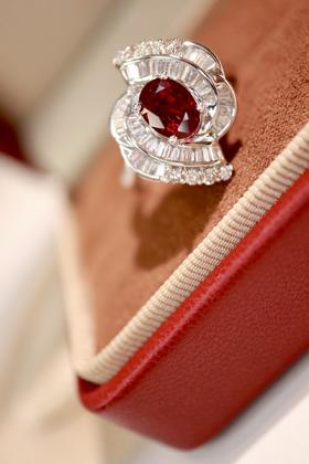 1.05ct 红宝石戒指
