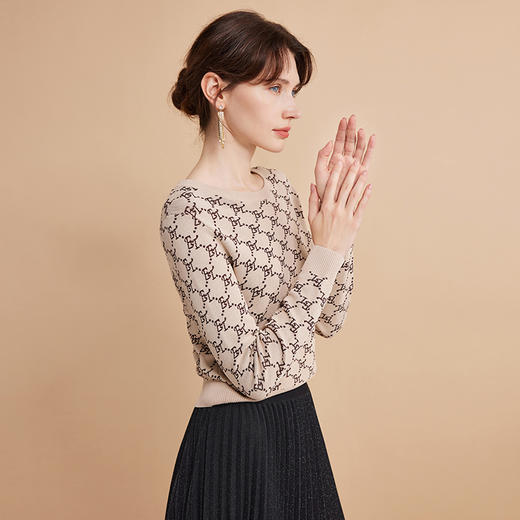 EITIE爱特爱时尚休闲圆领印花通勤显瘦短款套头针织衫毛衣24新款A2401301 商品图2