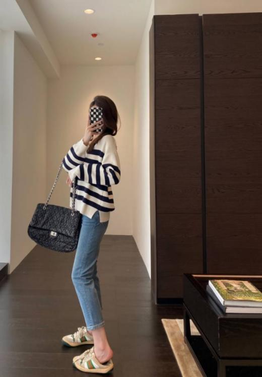 ❤️❤️ICICLE之禾同款，柜上3000+；🌟【伊泺杉V领条纹套头毛衣】 🔺早秋火爆的藏蓝+白宽条纹，手感柔软舒适穿着后更易恢复原状 商品图3