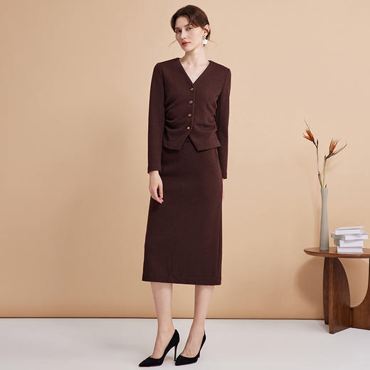 EITIE爱特爱气质V领高级感咖色褶皱收腰短款显瘦外套秋季新款D2403413 商品图1