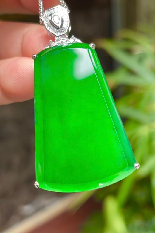 547246 翡翠高冰正阳绿无事牌 大件饱满，通透水润，玉质细腻，翠色鲜艳，18k金奢华钻石镶嵌 裸石尺寸：34.5-23-3.2mm约 超值价：69280 商品图0