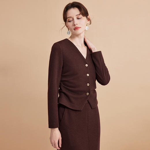 EITIE爱特爱气质V领高级感咖色褶皱收腰短款显瘦外套秋季新款D2403413 商品图3