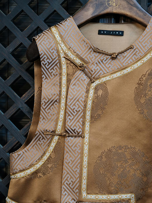 盛唐婧 |中式国风万字纹库缎琵琶襟马甲-古铜色 商品图9