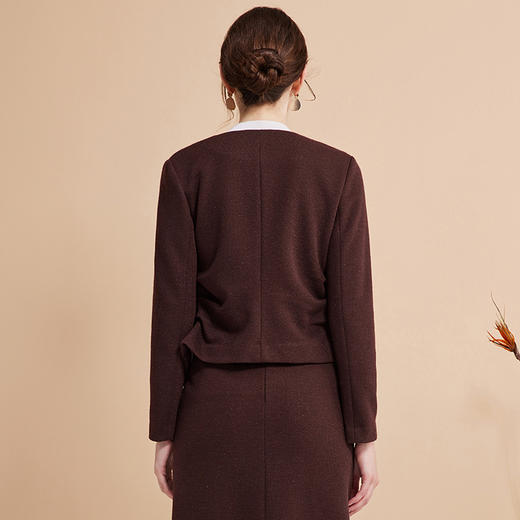 EITIE爱特爱气质V领高级感咖色褶皱收腰短款显瘦外套秋季新款D2403413 商品图5
