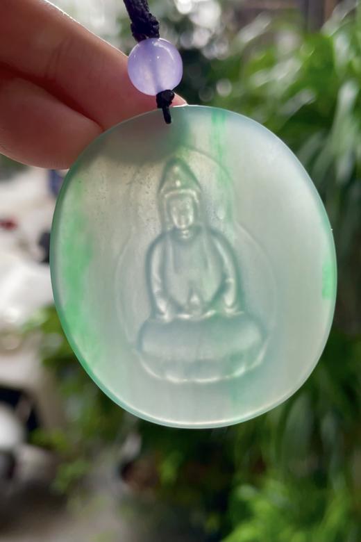547242 翡翠高冰带阳绿观音牌吊坠 大件饱满，通透水润，玉质细腻，翠色鲜艳 裸石尺寸：49-43.3-4.0mm 超值价：63580 商品图2