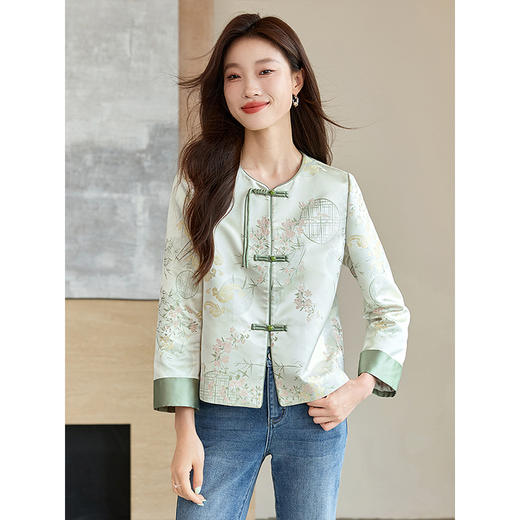 【五折购】熙世界国风短款外套女高级感2025秋季新中式缎面刺绣提花盘扣上衣 商品图2