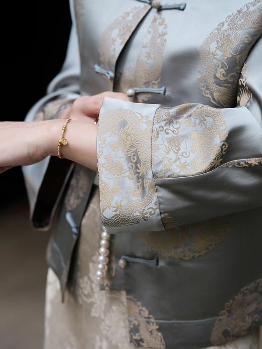 盛唐婧 |真丝库缎龙纹外套-银灰色 商品图3
