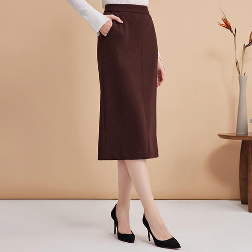 EITIE爱特爱气质优雅高级咖色高腰包臀过膝a字半身裙秋季新款D2406401 商品图3