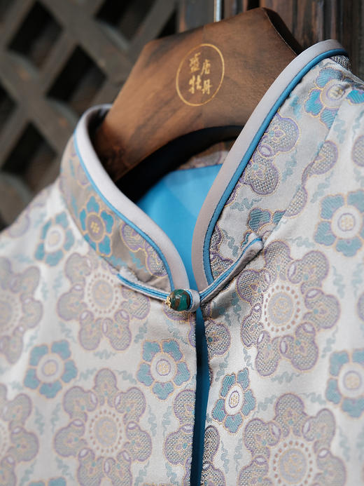 盛唐婧 |真丝宋锦回纹团花对襟马甲 商品图2