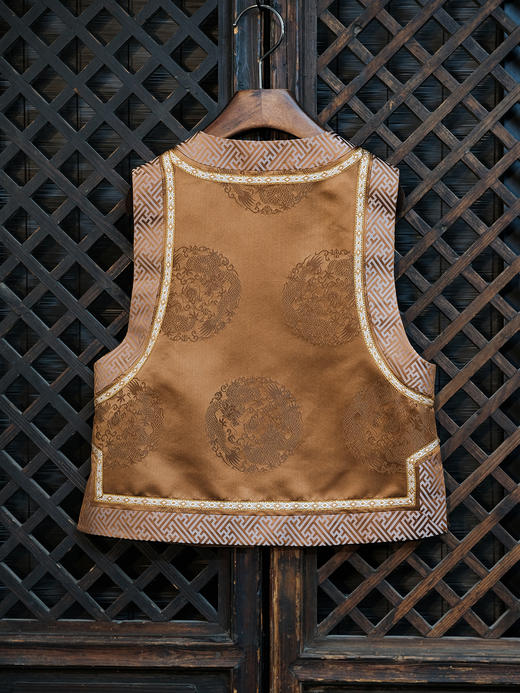 盛唐婧 |中式国风万字纹库缎琵琶襟马甲-古铜色 商品图11