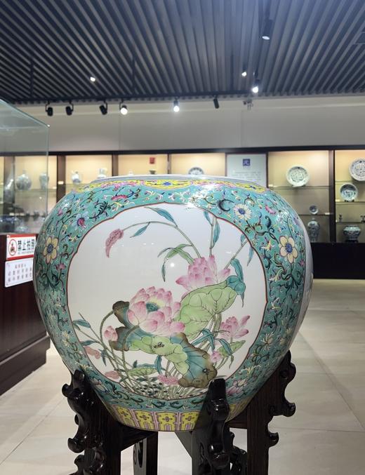 仿清乾隆蓝底粉彩开光四季满堂大缸 商品图0