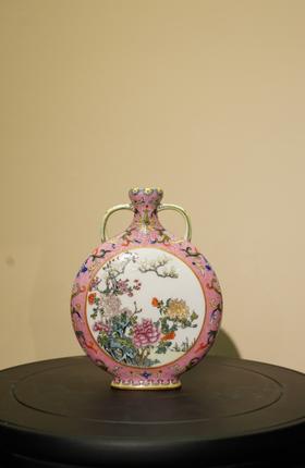 清乾隆珐琅彩粉地扒花开光玉堂富贵双耳扁瓶