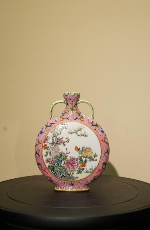 清乾隆珐琅彩粉地扒花开光玉堂富贵双耳扁瓶 商品图0