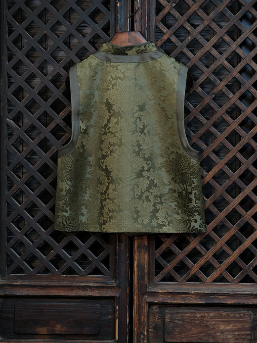 盛唐婧 |中式国风缠枝坐莲琵琶襟马甲 商品图3