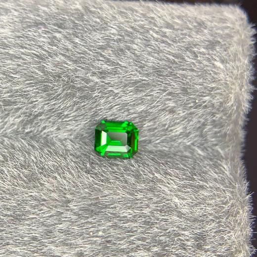 0.57ct 沙弗莱裸石 商品图3