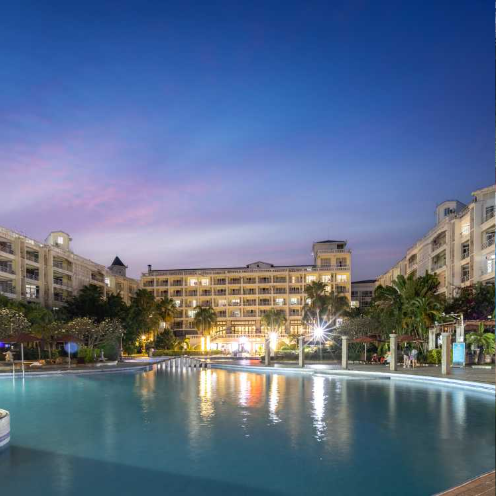 【三亚天涯区.8858号基地】海滩步行约5分钟，毗邻椰梦长廊，园区泳池