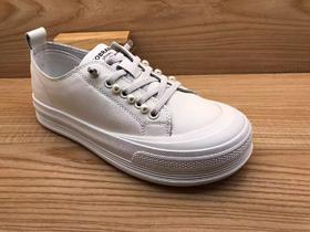 豪行2023年春季新品时尚休闲真皮女单鞋小白鞋23117022