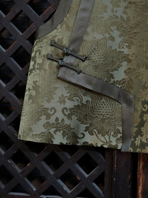 盛唐婧 |中式国风缠枝坐莲琵琶襟马甲 商品图1